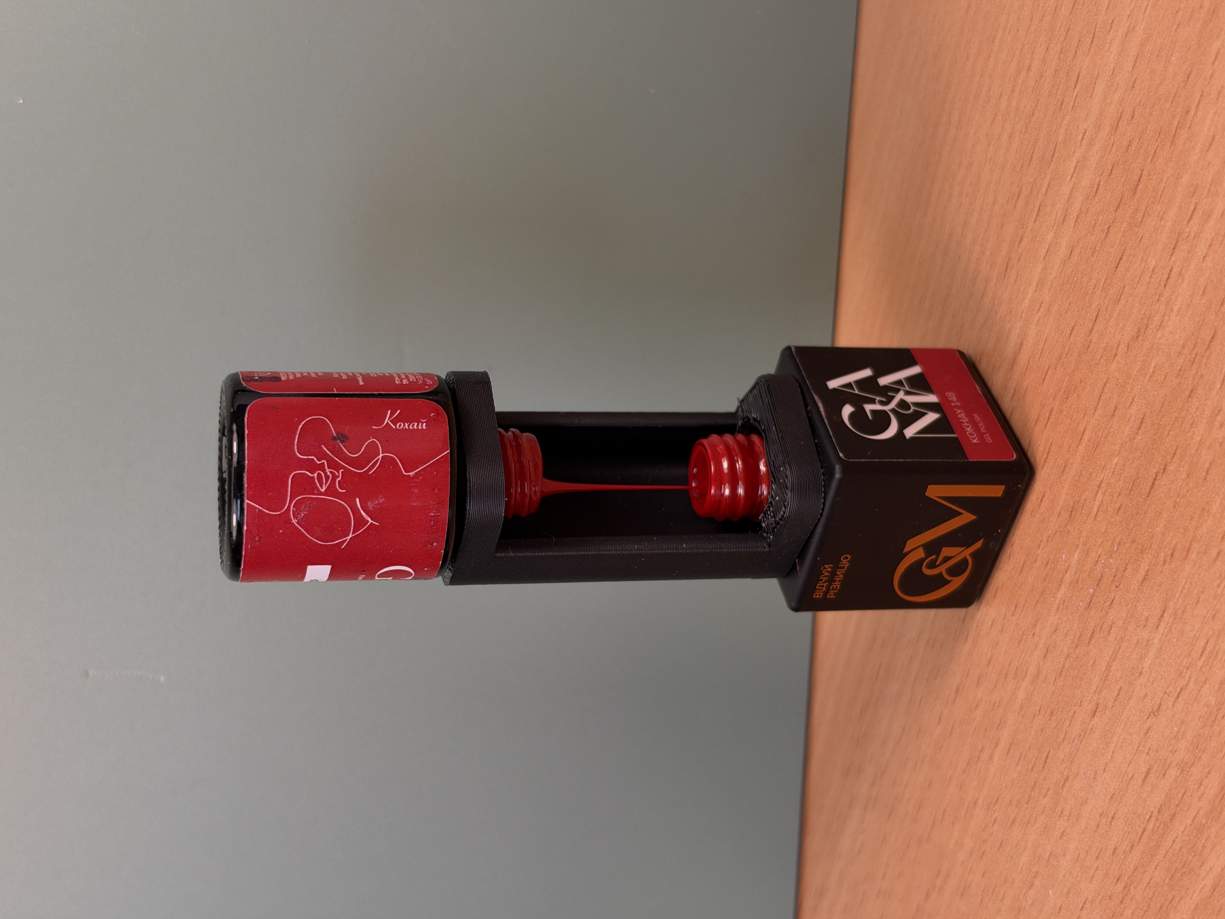 Polish draining between two bottles held by a Flacon Holder