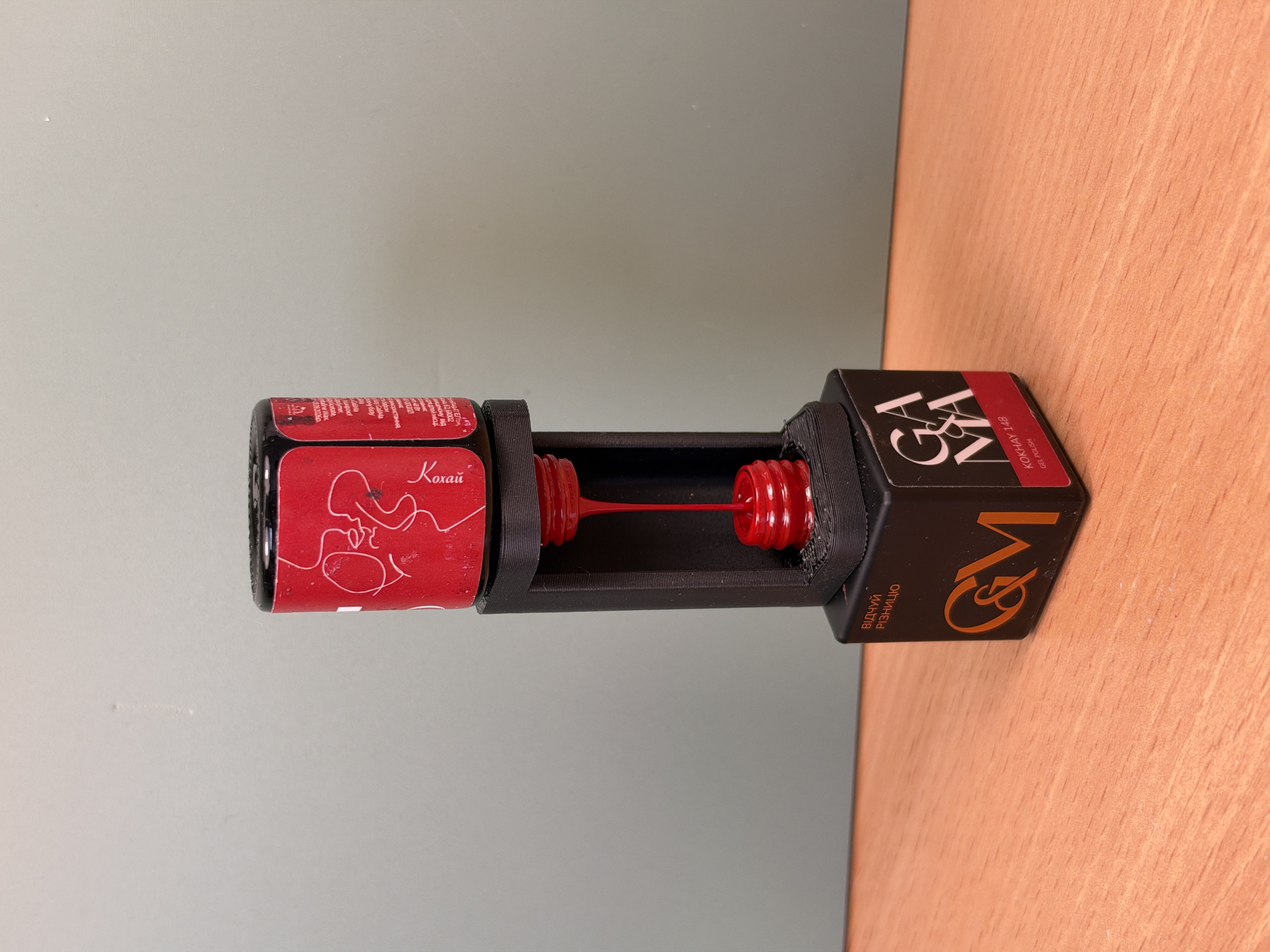 Flacon Holder in use while polish drains between bottles